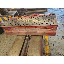 Cabeza Cummins ISX reparada sobre la tarima del taller